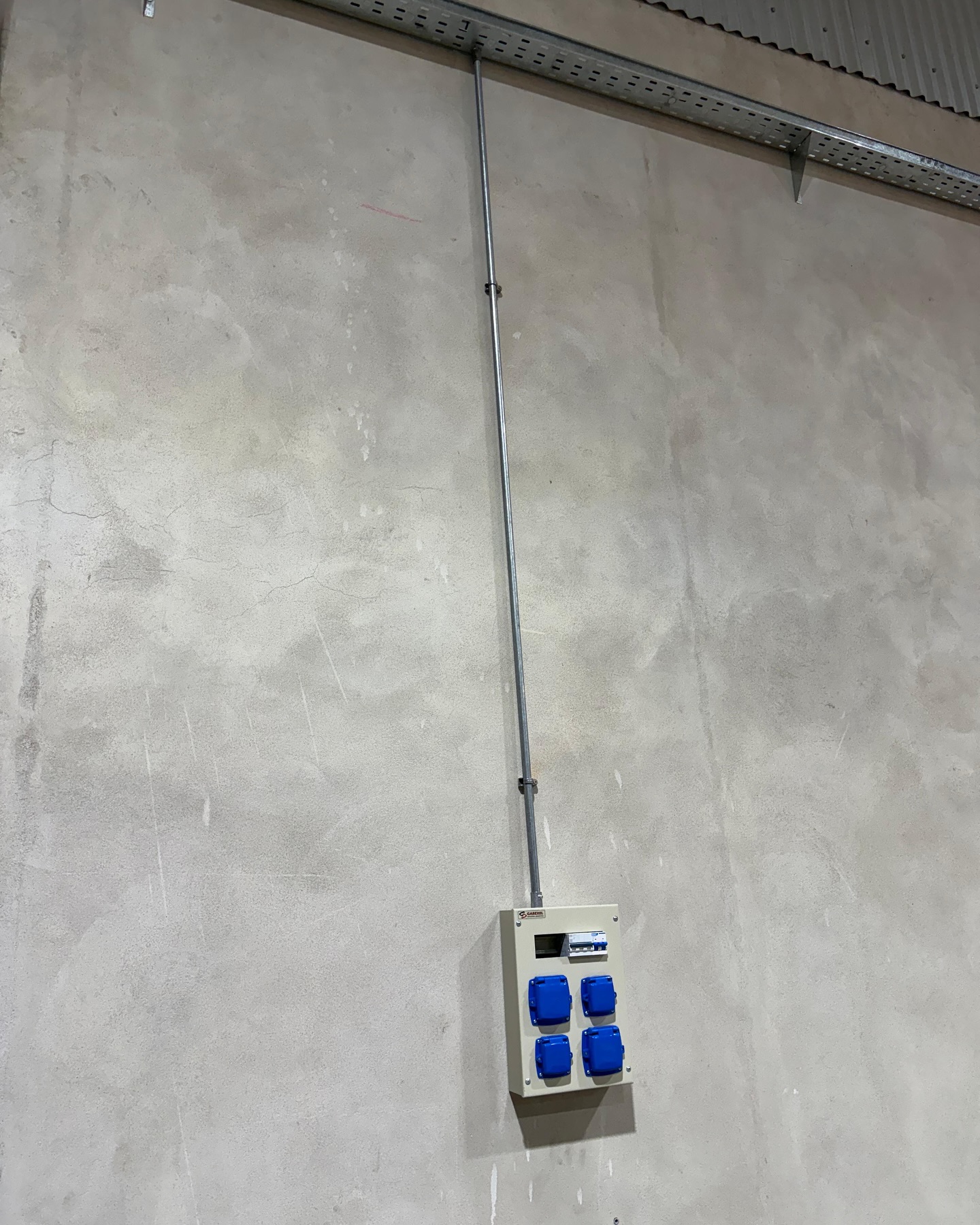 Frente de tablero con señalización y voltímetros